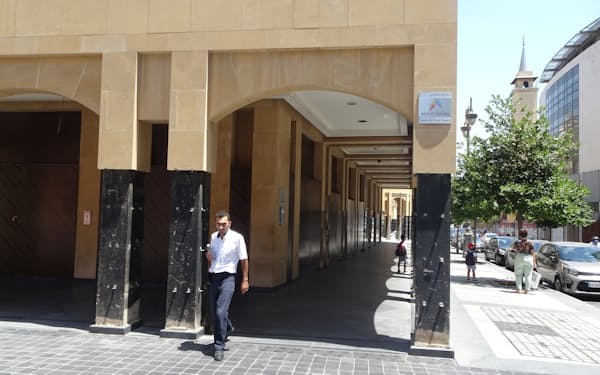 中東のパリと称されたベイルート中心部では閉鎖したままの店舗が目立つ（７月２９日）