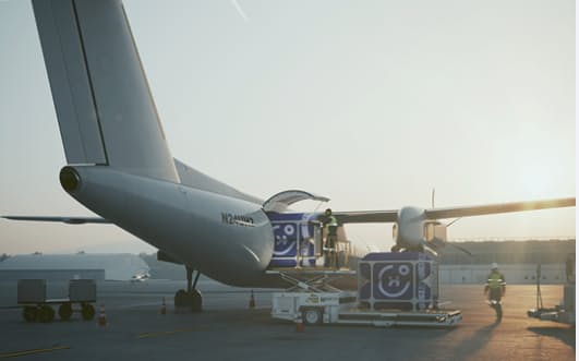 水素の燃料タンクを搭載した航空機（ユニバーサル・ハイドロジェン社のホームページから）