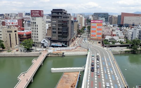 新たな春吉橋の基礎部分㊥が迂回路橋㊨の隣に完成（福岡市）