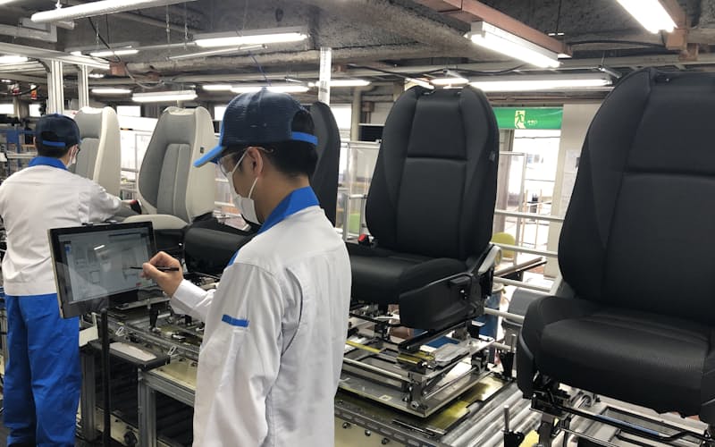 工場内にタブレットを設置し、情報入力を効率化(東洋シートの工場) 工場内にタブレットを設置し、情報入力を効率化(東洋シートの工場)