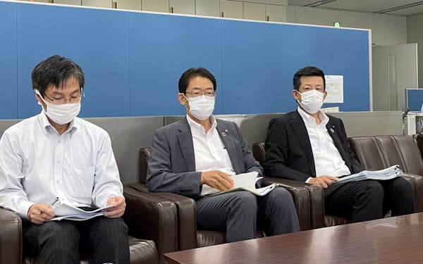 2021年4~6月期の決算発表に臨む東和銀の江原洋頭取(中)ら(3日、前橋市)