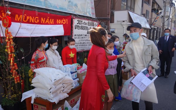 神戸市の支援団体は近隣のベトナム人留学生や技能実習生に支援物資を配った（神戸市）
