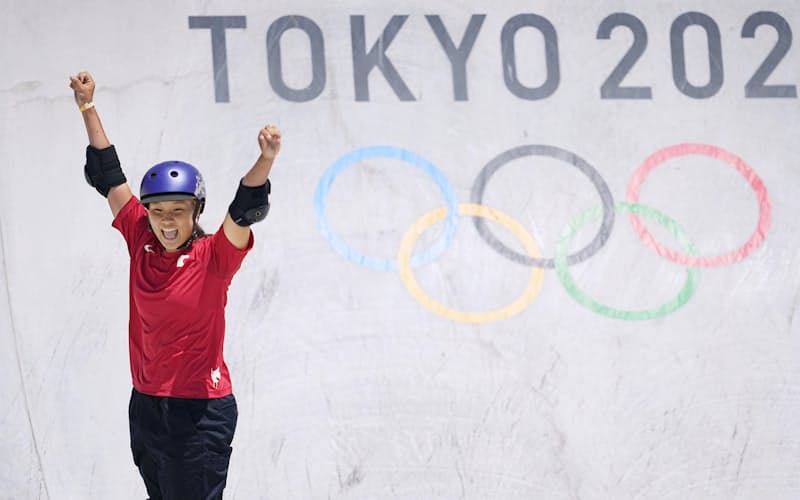 スケートボード女子パーク決勝で演技後、喜ぶ四十住さくら。金メダルを獲得した=共同 スケートボード女子パーク決勝で演技後、喜ぶ四十住さくら。金メダルを獲得した=共同