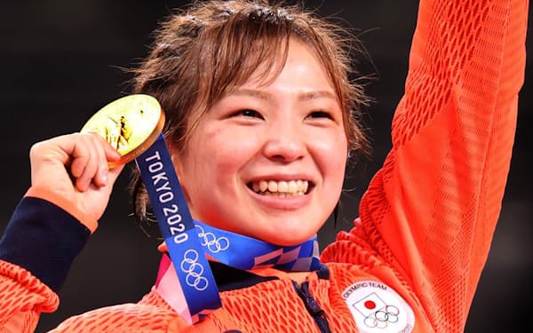 金メダルを獲得し、喜ぶ川井友香子