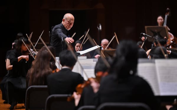 日本センチュリー交響楽団を指揮する久石譲（3月、大阪市のザ・シンフォニーホール）