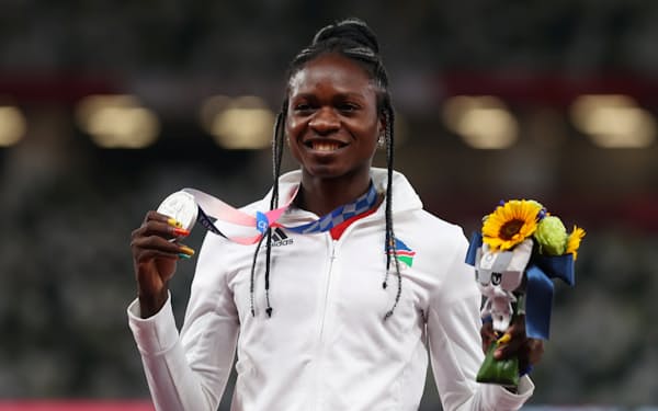 女子200メートルで銀メダルを獲得したエムボマ＝ロイター