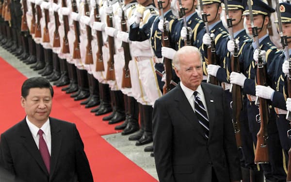 　2011年8月、訪中したバイデン米副大統領（右）を迎える中国の習近平国家副主席（肩書はいずれも当時）＝北京の人民大会堂（共同）