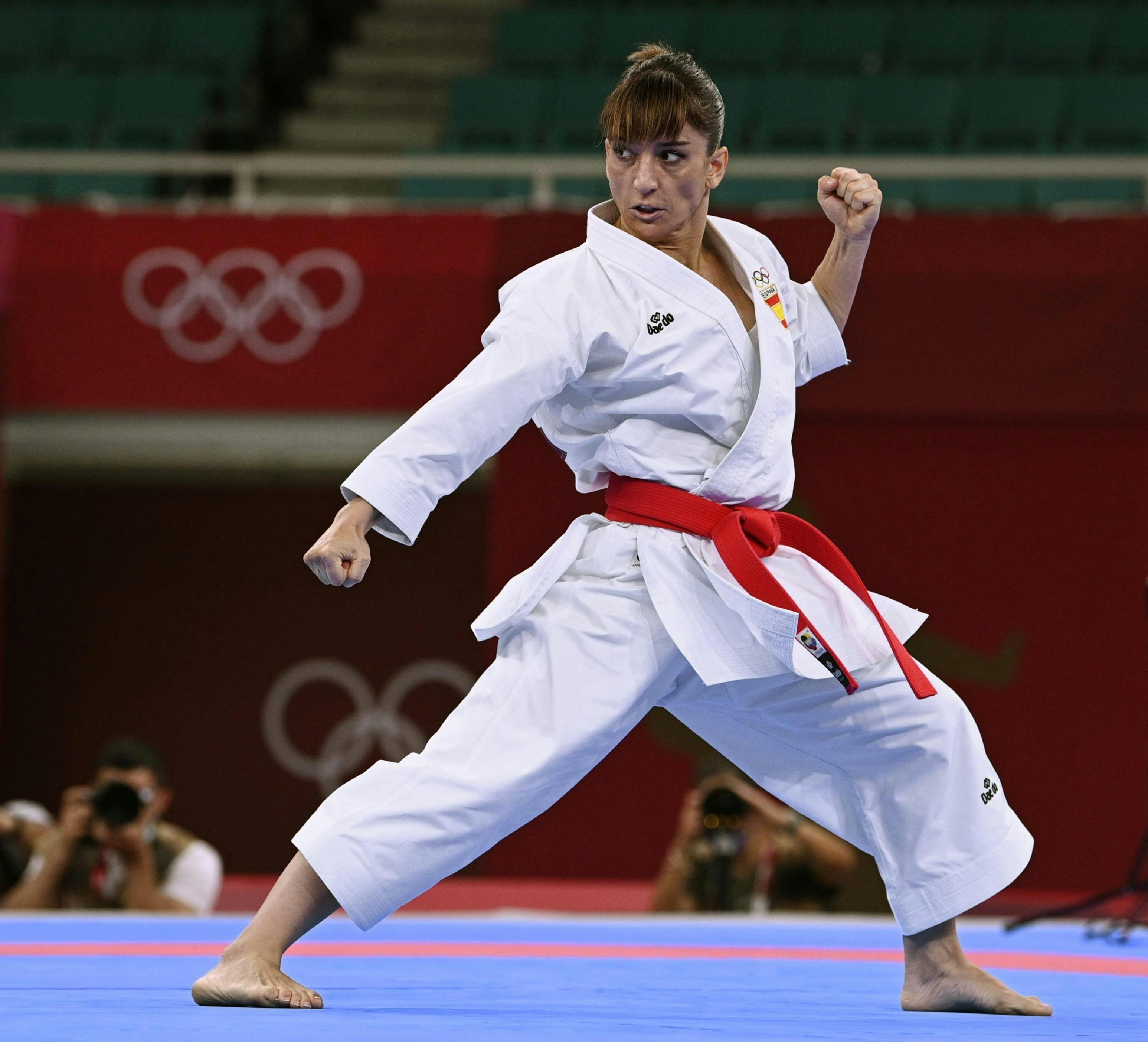 新競技空手 女子形で清水が銀 写真 日本経済新聞 新競技空手 女子形で清水が銀 写真 日本経済新聞