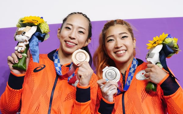 スポーツクライミング女子複合のメダルを手に、笑顔の銀の野中生萌（右）と銅の野口啓代＝共同