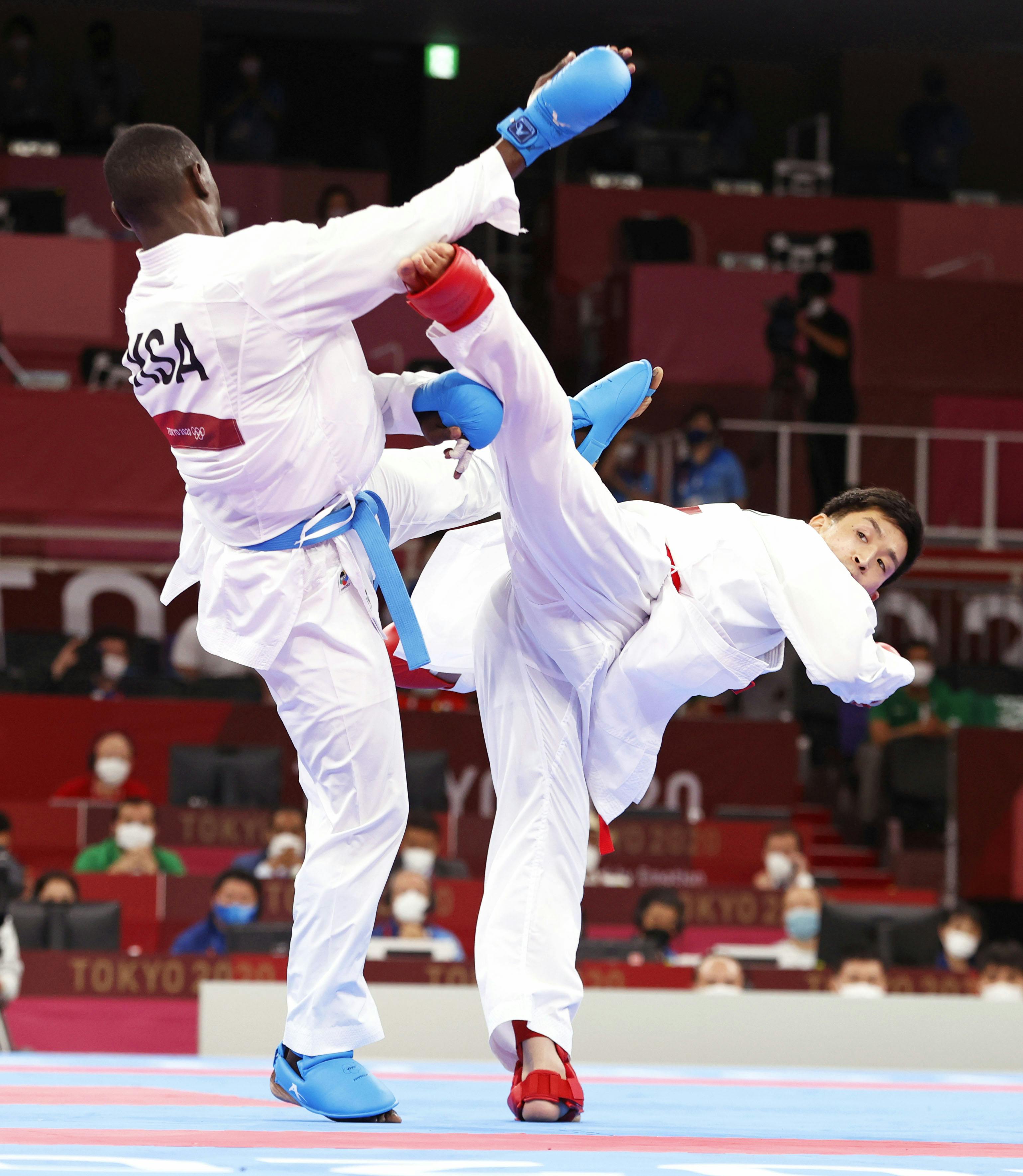 空手 荒賀が銅 組手で日本勢初メダル 写真 日本経済新聞 空手 荒賀が銅 組手で日本勢初メダル 写真 日本経済新聞