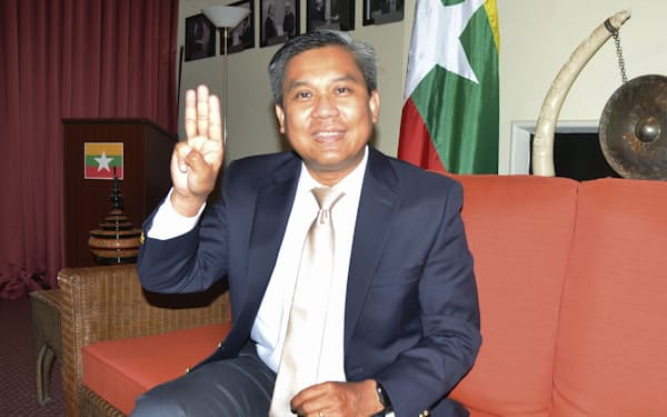 　独裁への抵抗を示す3本指を掲げるミャンマーのチョー・モー・トゥン国連大使＝6月、米ニューヨーク（共同）