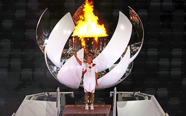 東京五輪の開会式で聖火を点火した大坂なおみ(7月23日、国立競技場)