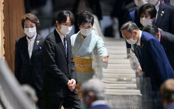 東京五輪の閉会式に出席された秋篠宮さまと、菅首相。中央は小池都知事、左端は大会組織委員会の橋本会長（8日、東京都新宿区）