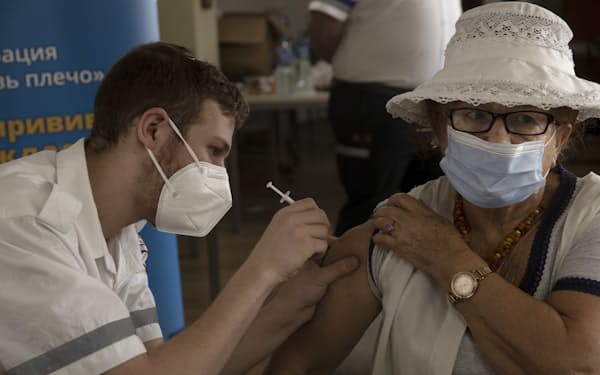 イスラエルで３回目のワクチン接種を受ける女性＝ＡＰ