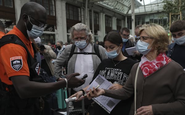 新型コロナウイルスのワクチン証明を駅で見せる乗客（9日、パリ）＝ＡＰ