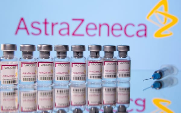 アストラゼネカ製の新型コロナウイルスワクチンの瓶（ロイター＝共同）
