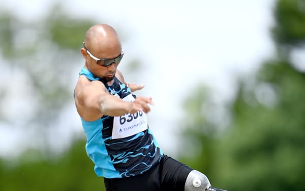 ６月の愛知パラ陸上競技フェスティバルの男子走り幅跳び（義足T63）で跳躍する山本篤