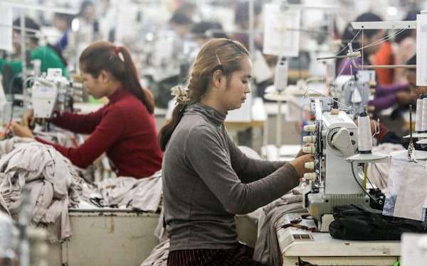 カンボジアの縫製労働者はフン・セン首相の重要な支持基盤でもある（2018年12月、プノンペン近郊の欧州ブランドの工場）＝ロイター