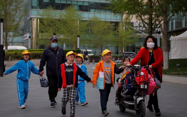 中国政府は行き過ぎた教育熱を抑えようと躍起になっている（北京市）=ロイター