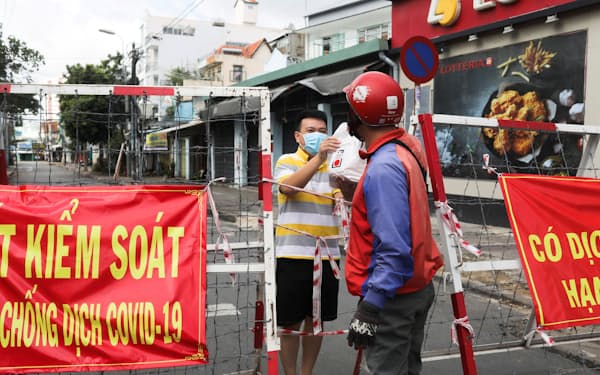 ベトナムでは新型コロナの感染が広がり、経済への影響が懸念される＝ロイター