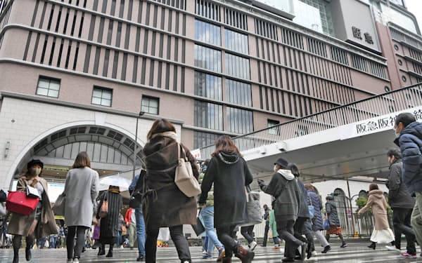 百貨店やコンビニでは「来客数が回復傾向」との声が多かった（大阪市北区）