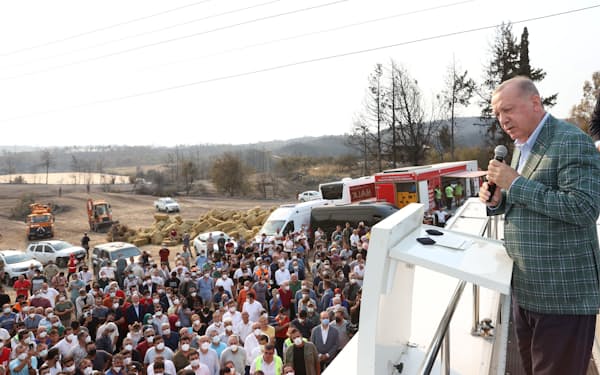 山火事の被災地を訪れるエルドアン大統領（７月３１日、トルコ南西部マルマリス）＝ロイター