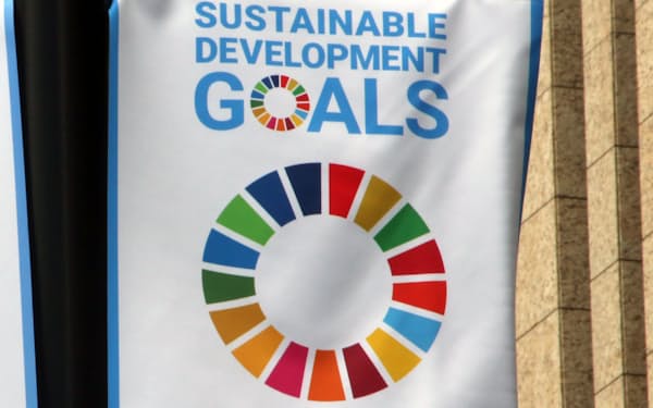 繁華街に掲げられた、持続可能な開発目標（SDGs）の旗