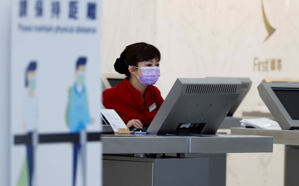 新型コロナウイルスの影響で国際線の旅客需要の戻りは鈍い（香港国際空港）＝ロイター