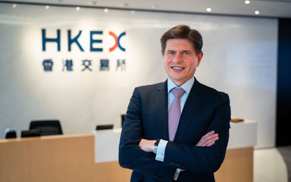香港取引所で初の外国人CEOとなったニコラス・アグジン氏