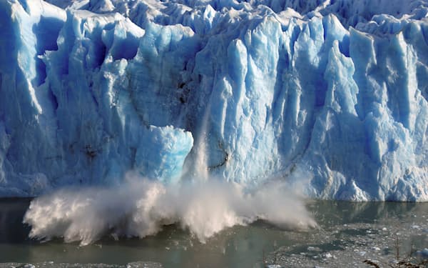 温暖化の加速で氷河の融解も進んでいるといわれている（アルゼンチン南部ペリト・モレノ氷河から落ちる氷）＝ロイター