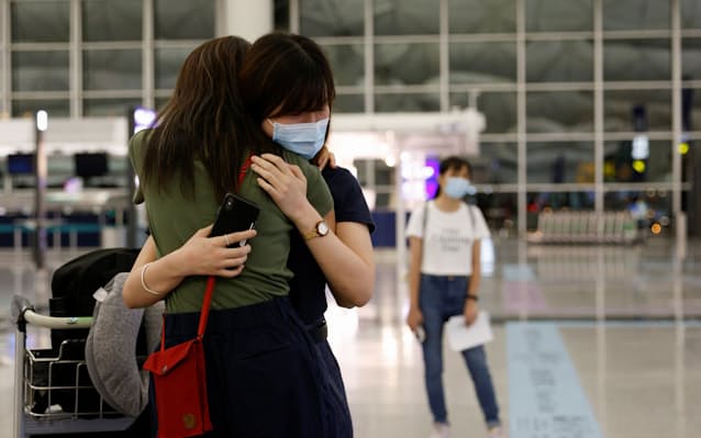 香港人口 1年で8万7000人減 国安法で海外移住加速 日本経済新聞 香港人口 1年で8万7000人減 国安法で海外移住加速 日本経済新聞