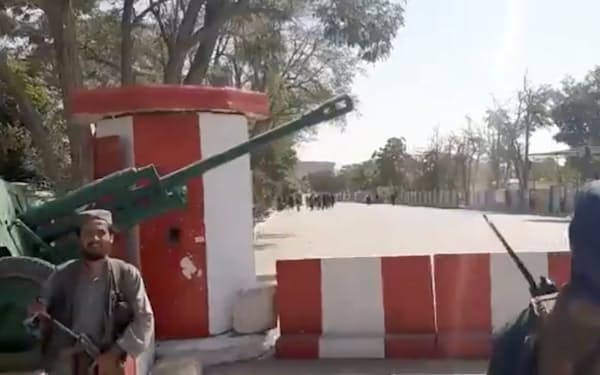 アフガニスタン東部の州都ガズニを制圧したタリバン兵士（12日、タリバン提供のビデオ）＝ロイター