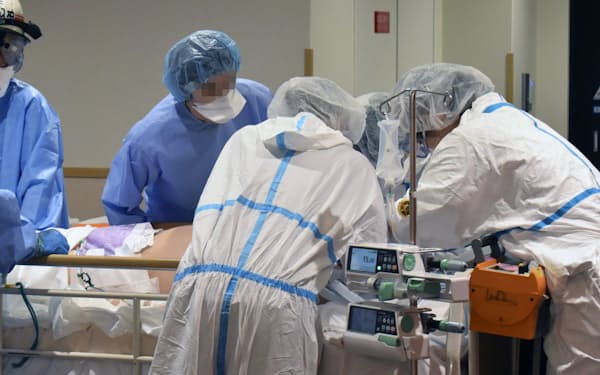 　新型コロナウイルスの重症患者を受け入れる近畿大病院の医療従事者ら＝2020年8月、大阪府大阪狭山市（画像の一部を加工しています、同病院提供）