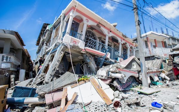 マグニチュード7.2の地震で倒壊した家屋（ハイチ南西部レカイ）=ロイター