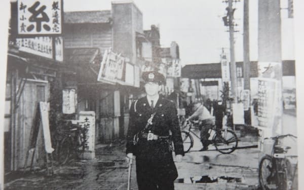 徒歩でパトロールをする大阪市警視庁の警察官（大阪市警察誌より）