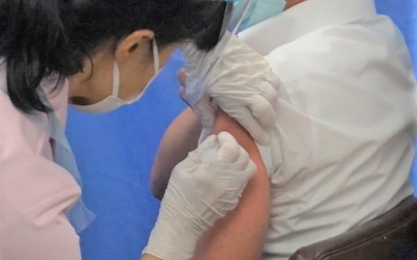 職場接種の進展は現役世代への接種拡大につながる（北海道銀行での職場接種）