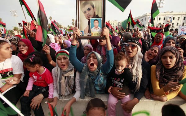 2011年、カダフィ政権崩壊を祝福するリビア市民。当時は独裁者の失脚に喝采を送っていたが…＝ロイター