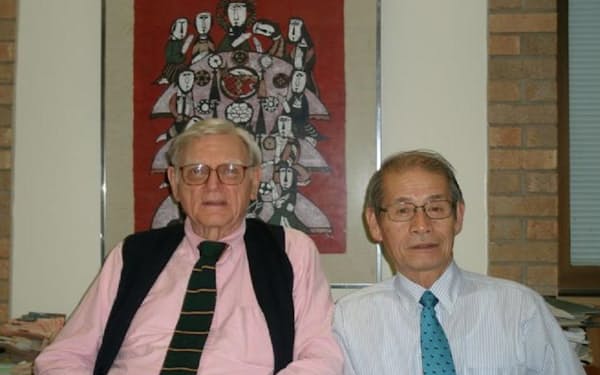 ハワイで対面後、グッドイナフ博士（左）を訪問する仲に（2010年）