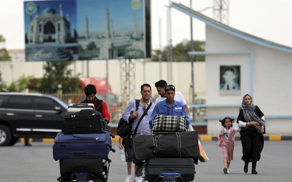 アフガニスタンから退避しようと空港に向かう人（14日、首都カブールのハミド・カルザイ空港）＝ＡＰ
