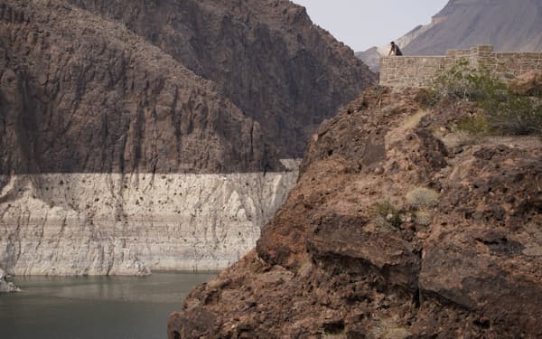 米最大の人造湖であるミード湖は干ばつの影響で水位が過去最低となった（米アリゾナ州）＝AP
