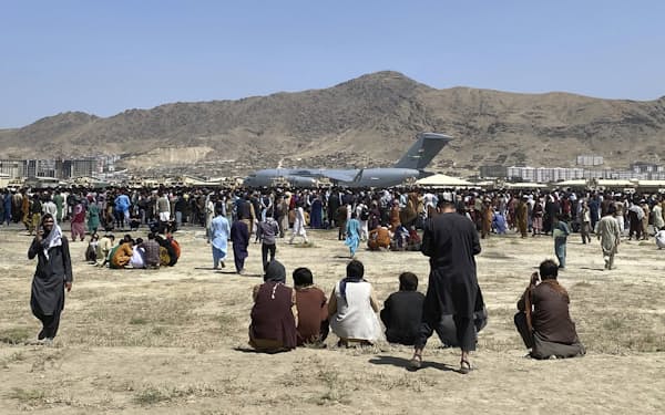 タリバンの支配から逃れるため多くの市民が空港付近に殺到した(16日、カブール)＝AP