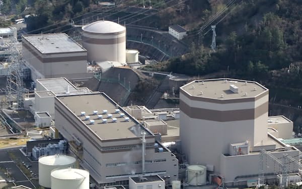 日本原子力発電の敦賀原子力発電所（手前が２号機、福井県敦賀市）