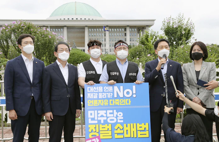 韓国で 偽ニュース規制 法案 与党がメディアに圧力 日本経済新聞