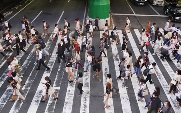 マスク姿で大阪駅前を歩く人たち(18日午後、大阪市北区)