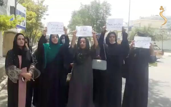タリバンに女性の権利の尊重を呼びかけるアフガン女性たち（17日、カブール）=ロイター