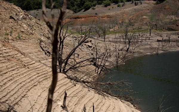 干ばつで水位が大きく下がった貯水池（6月、カリフォルニア州）＝ロイター