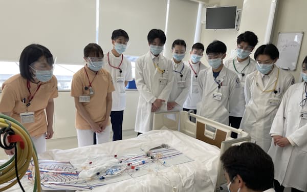 昭和大学は感染症などのチーム医療教育を強化している（写真は昨年度の実習風景、東京・品川の旗の台キャンパス）