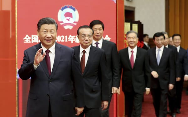 　新年を祝う行事に臨む中国の習近平国家主席（左端）ら指導部＝2020年12月31日、北京（新華社＝共同）