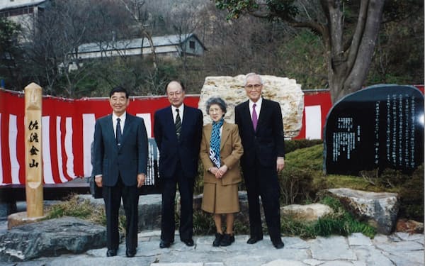 佐渡金山には筆者（右から２人目）ゆかりの文学碑が建てられている（２００５年の除幕式で）