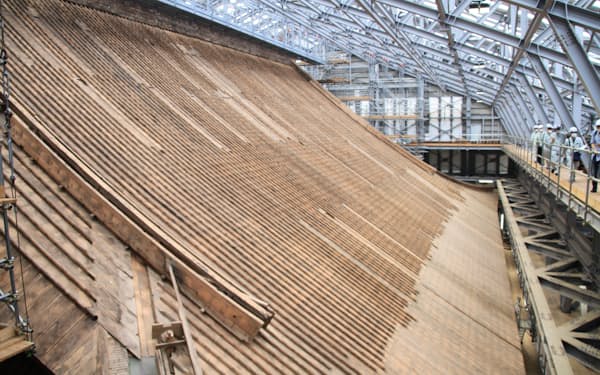 根本中堂の屋根のふきかえ。覆っていた銅板を外し、下地の木材の修理が進む